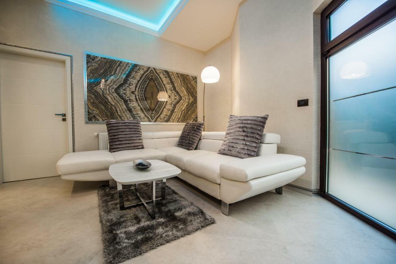 H & V Residence - Diamond Bungalow Apartment Arad Exteriér fotografie